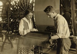 Egy fiú és egy lány dolgozik a szövőszéken a Connecticut állambeli South Manchesterben található Cheney selyemgyárban. alkotó: Lewis Wickes Hine