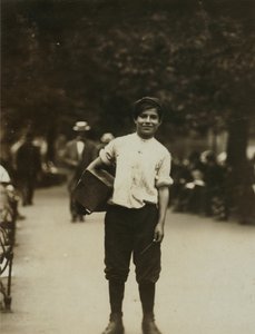 Egy fiatal csizmadiamunkás a New York-i Union Square-en dolgozik alkotó: Lewis Wickes Hine