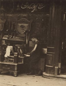 Egy fiatal csizmadia dolgozik a New York-i Canal Street-en. alkotó: Lewis Wickes Hine