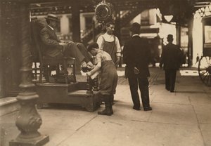 Bootblack a 3. sugárút és a 9. utca sarkán, New York Cityben alkotó: Lewis Wickes Hine