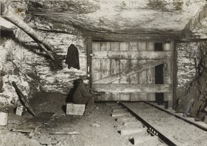 Fiú várja, hogy a szén átjöjjön alkotó: Lewis Wickes Hine