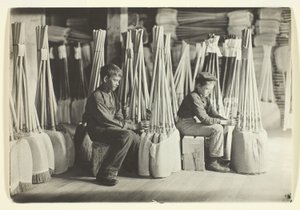 Fiúk a csomagolóteremben, Brown Mfg. Company, Evansville, Ind. alkotó: Lewis Wickes Hine