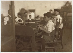Gyermek tanonc a De Pedro Casellas szivargyárban, Tampa, Florida, 1909 alkotó: Lewis Wickes Hine