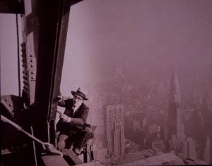 Az Empire State Building építés alatt áll, egy felügyelőt mutatva, aki ellenőrzi a munkát alkotó: Lewis Wickes Hine