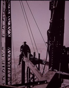 Empire State Building építés alatt, csavarkulcs látható alkotó: Lewis Wickes Hine