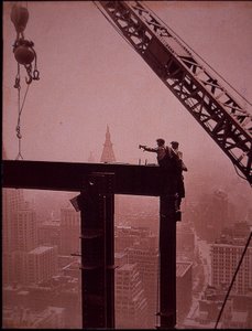Építés alatt álló Empire State Building, amely az acéltartó elhelyezését mutatja alkotó: Lewis Wickes Hine