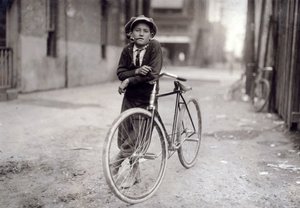 Tizenöt éves futárfiú, aki a Mackay Telegraph Company-nál dolgozik, Waco, Texas, 1913 alkotó: Lewis Wickes Hine