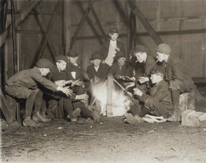 Újságárus fiúk csoportja 22:00 órakor alkotó: Lewis Wickes Hine