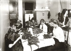 Otthoni munka (harisnyakötők készítése) alkotó: Lewis Wickes Hine