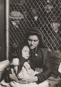 Bevándorló anya és gyermeke alkotó: Lewis Wickes Hine