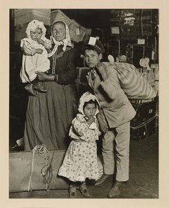 Olasz család elveszett poggyászt keres, Ellis Island alkotó: Lewis Wickes Hine