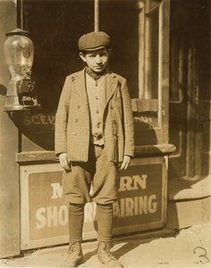 Jacob Futterman, egy 16 éves kókuszreszelő a Kibbe gyárban Springfieldben, Massachusettsben. alkotó: Lewis Wickes Hine