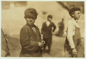 Joe (Jose) Mello, 8 vagy 9 éves, malomseprőként dolgozik New Bedfordban, Massachusetts, 1911 . alkotó: Lewis Wickes Hine