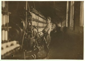 John Dempsey, 11 vagy 12 éves, szombati munkás a Jackson Mill öszvérfonójában, Fiskeville, Rhode Island, 1909 alkotó: Lewis Wickes Hine
