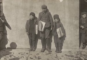John Pento, 14 éves, Daniel és Angelo Pento, 7 évesek, újságot árulnak, Hartford, Connecticut alkotó: Lewis Wickes Hine