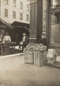 Lena Lochiavo - 11 éves, kosár- (és perec-)árus, a Sixth Street Marketen egy szalon bejárata előtt, Cincinnati, Ohio alkotó: Lewis Wickes Hine