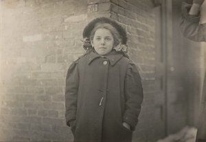 Mery Horn, púpos állapota, amelyet súlyosbított a sok papírrakomány, amit vitt..., 1909. márc. alkotó: Lewis Wickes Hine