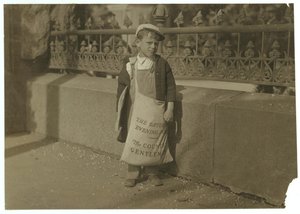 Newsboy Freddie Kafer, 5 vagy 6 éves, szombat esti posztokat árul a State Capitol bejáratánál, Sacramento, California, 1915 alkotó: Lewis Wickes Hine