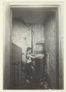 Egy csap egy emeletre. Régi idők bérháza New Yorkban alkotó: Lewis Wickes Hine