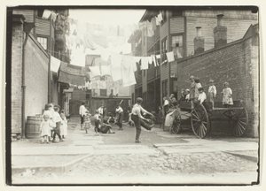 Játszótér egy malomfaluban (Playground in a Tenement Alley), Boston alkotó: Lewis Wickes Hine