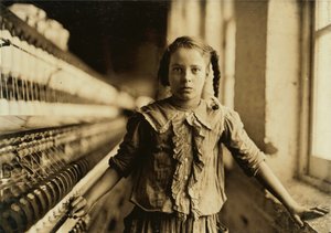 Fiatal lány portréja, aki fonóként dolgozik a pamutgyárban, még ha nem is elég idős a munkához, Whitnel, Észak-Karolina alkotó: Lewis Wickes Hine
