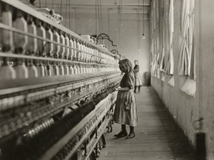 Sadie Pfeifer, egy gyapotgyári fonó, Lancaster, Dél-Karolina állam alkotó: Lewis Wickes Hine