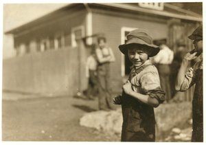 A tíz éves Charlie Foster, aki nem tud olvasni, állandó állása a Merrimack Mills-ben, Huntsville, Alabama, 1913 alkotó: Lewis Wickes Hine