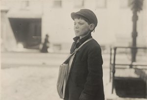Tony Casale, „Bologna”, 11 éves, 4 éve újságokat árul, Hartford, Connecticut, 1909 márciusa alkotó: Lewis Wickes Hine