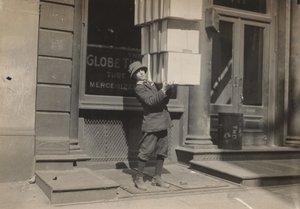 Kocsifiú vagy farokfiú segít a kocsi berakásában, c. 1914. alkotó: Lewis Wickes Hine