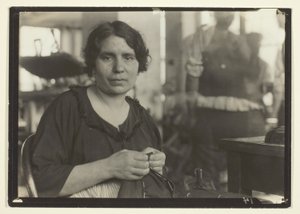 Női ruhaipari munkás alkotó: Lewis Wickes Hine