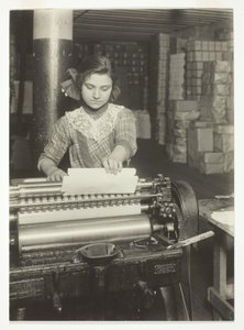 Fiatal munkás a papírdobozgyárban alkotó: Lewis Wickes Hine
