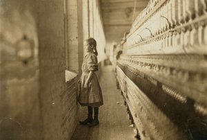 Fiatal lány dolgozik egy malomban, Lincolnton, North Carolina, USA, 1908 körül (f/w fotó) alkotó: Lewis Wickes Hine