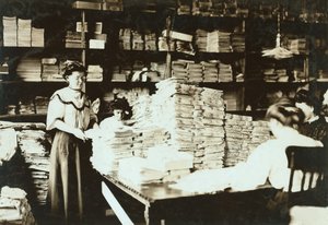 Fiatal nők papírokat válogatnak egy raktárban, 1905 körül alkotó: Lewis Wickes Hine