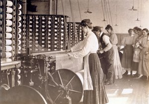 Fiatal nők, akik fonógépen dolgoznak egy gyapotüzemben, Dél-Karolinában, 1908