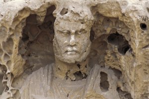 Egyiptom, Alexandria, Kom-esh-Shuqafa katakombái, a hypogeum belseje, egy szobor részlete alkotó: Unbekannt Unbekannt