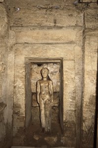 Egyiptom, Alexandria, Kom-esh-Shuqafa katakombái, a hypogeum belseje, fülke női szoborral alkotó: Unbekannt Unbekannt