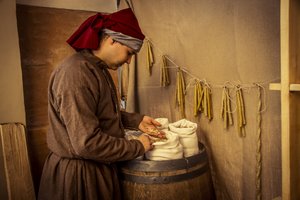 Történelmi reinacting: Gyertyák és búza-, rozs- és árpazsákok a Diotaiuti patikában, Imola, Olaszország, 14. század közepe (fotó) alkotó: Unbekannt Unbekannt