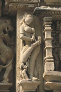 Surasundarit (mennyei szépséget) ábrázoló dombormű, Parshvanatha templom, Khajuraho műemlékcsoport (UNESCO világörökségi lista) alkotó: Unbekannt Unbekannt