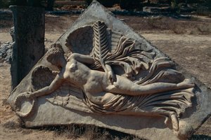 Szeptimusz Severus ívének domborműve a Severan Forumban, amely a győzelem szárnyas istennőjét ábrázolja, Líbia, Történelmi Tripolitánia, Leptis Magna (UNESCO világörökségi lista). alkotó: Unbekannt Unbekannt