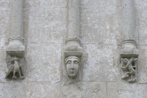 Oroszország, Vladimir, Bogolyubovo. A Nerl folyón lévő Szent Szűz közbenjárásának templomának faragott díszítései alkotó: Unbekannt Unbekannt