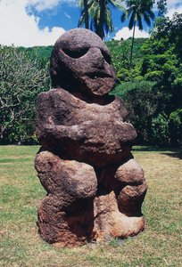 Tiki, marae (templom) Arahurahu, szobor, Tahiti, Társadalom-szigetek, Windward-szigetek szigetvilága, Francia Polinézia (a Francia Köztársaság tengerentúli területe) alkotó: Unbekannt Unbekannt
