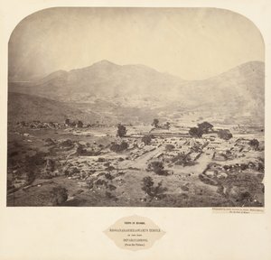 Kilátás Mysore-ban: Bhoganarasimhaswami temploma, az erődben, Devarayadroog (a fennsíkról) alkotó: Lieutenant Colonel Henry Dixon