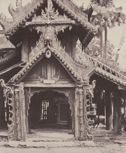 Pugahm Myo: Faragott ajtó a Shwe Zeegong pagoda udvarán alkotó: Linnaeus Tripe