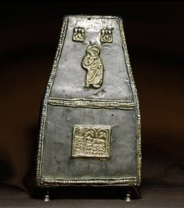A középkor régészete (középkor). Lombardia barbár művészete: Ezüstdoboz ereklyék fogadására (ereklyetartó). Lombard művészet, 8-9. század. Pénz. Cividale del Friuli, Chretien Múzeum, a katedrális kincse