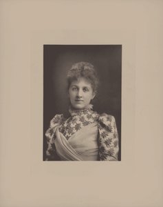 Liza Lehmann zongoraművész és zeneszerző portréja 1862-1918. alkotó: London . Photo studio W. and