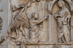Angyali üdvözlet, részlet a Jelenetek Krisztus életéből, Történetek az Újszövetségből, Lorenzo Maitani domborművei (1275-1330 előtt), harmadik pillér, Orvieto katedrálisának homlokzata, Umbria, Olaszország
