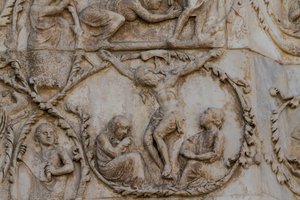 Keresztre feszítés, részlet a Jelenetek Krisztus életéből, Történetek az Újszövetségből, Lorenzo Maitani domborművei (1275-1330 előtt), harmadik pillér, Orvieto katedrálisának homlokzata, Umbria, Olaszország