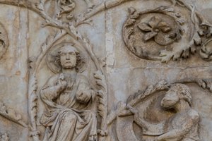 Jesse-fa és messiási próféciák, részlet, Genezis történetei, Lorenzo Maitani domborművei (1275-1330 előtt), második pillér, orvietoi katedrális homlokzata, Umbria, Olaszország