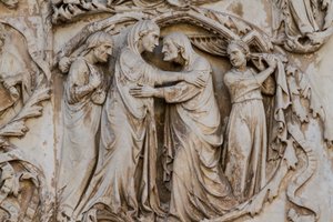 Mária meglátogatja Erzsébetet, részlet a Jelenetek Krisztus életéből, Történetek az Újszövetségből, Lorenzo Maitani domborművei (1275-1330 előtt), harmadik pillér, Orvieto katedrálisának homlokzata, Umbria, Olaszország