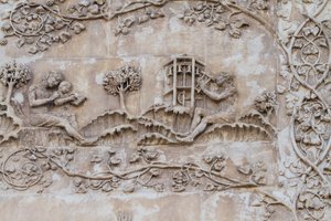 Naamah olvasni tanítja a gyermeket, Tubal-Kain kalapáccsal ütögeti a harangokat; Enos, Széth fia iránytűvel rajzol, Genezis történetei, Lorenzo Maitani (1275-1330 előtt) domborművei, Orvieto székesegyház oldalhomlokzatának első pillére, Umbria, Olaszország